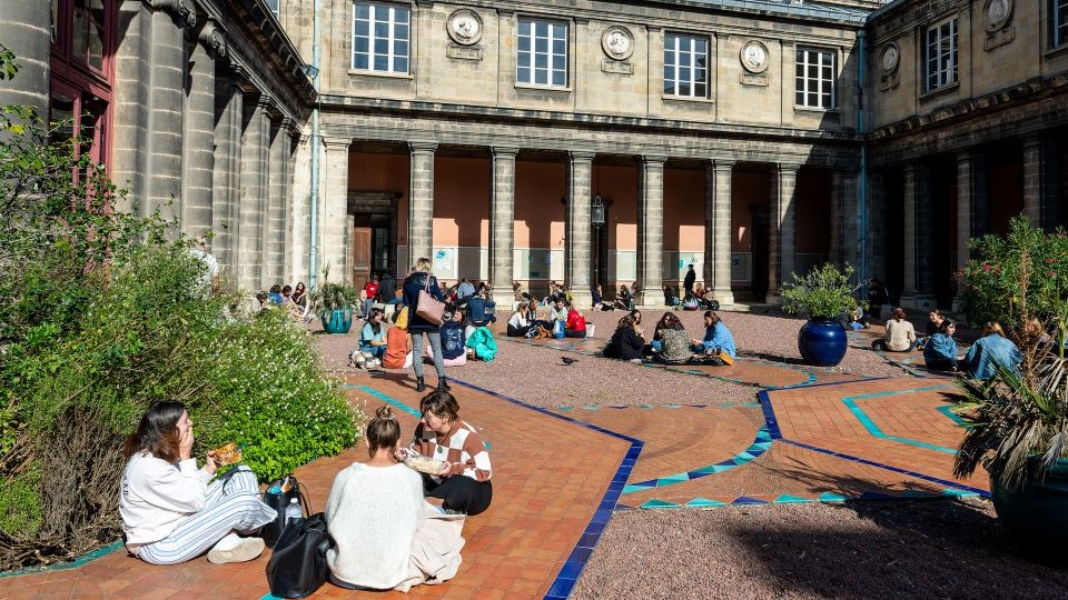 Cour d'honneur du collège Sciences de l'Homme sur le campus Victoire