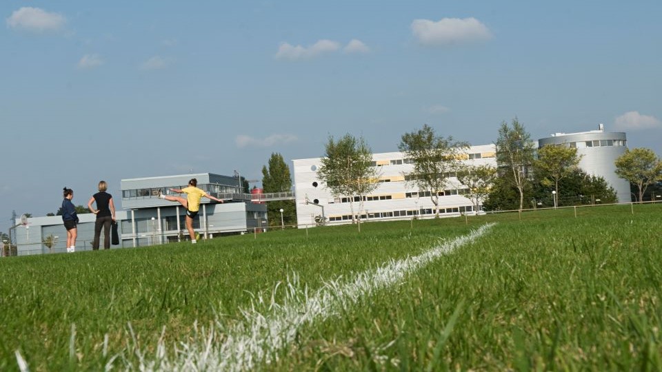 Terrain à proximité de la faculté des STAPS